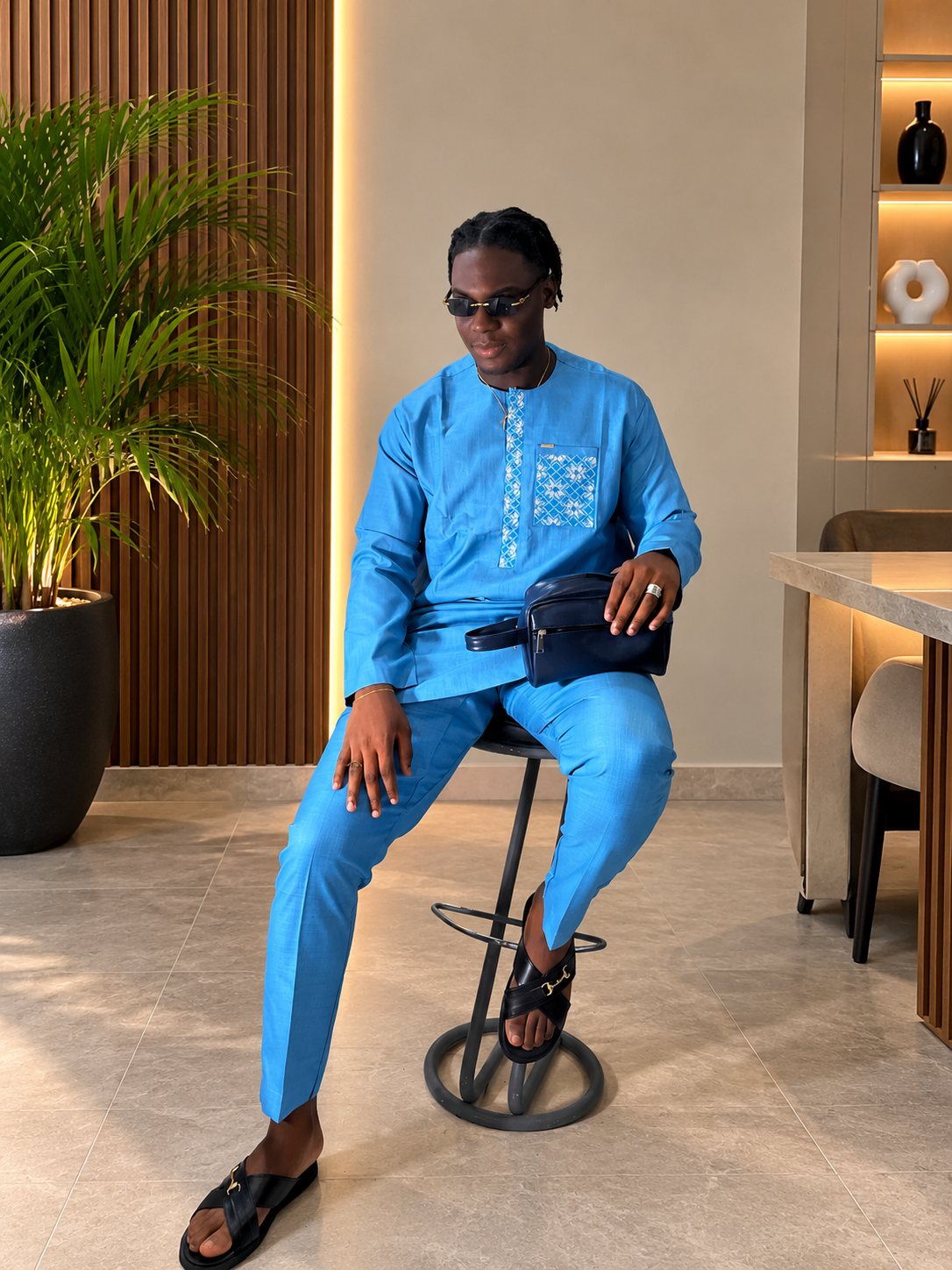 Ensemble bleu azur brodé, porté assis