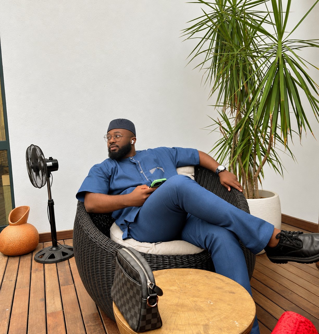 Genevoix en ensemble bleu à manches courtes, sur une terrasse